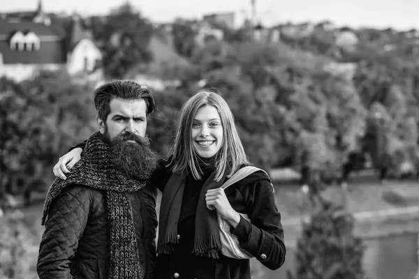 Jeune couple dans le parc d'automne — Photo