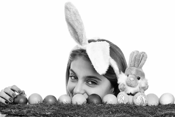 Счастливая пасхальная девушка в кроличьи уши с красочными яйцами, кролик — стоковое фото