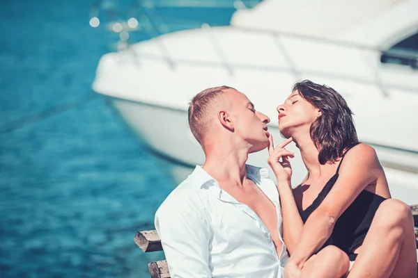 Zomervakantie en reizen-vakantie. zomervakantie van sexy paar verliefd in de buurt van jacht in zee. — Stockfoto