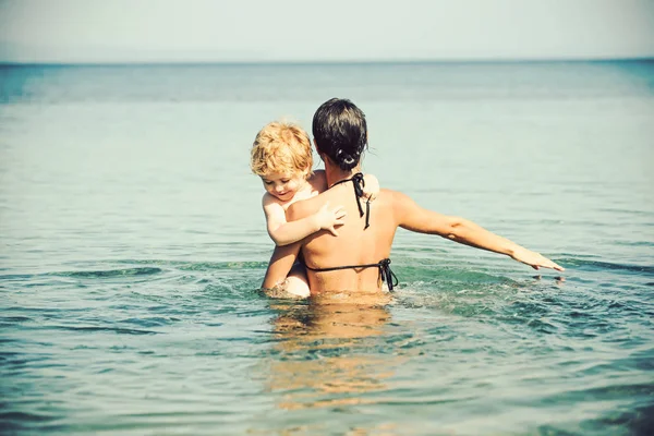 Madre e hijo en la playa, feliz día de las madres . — Foto de Stock