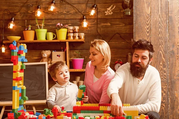 Concepto de guardería. Niño pequeño jugar juego de la guardería con la madre y el padre. Guardería preescolar. Guardería familiar — Foto de Stock