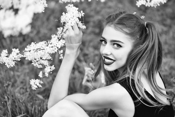 Jolie fille en fleur — Photo