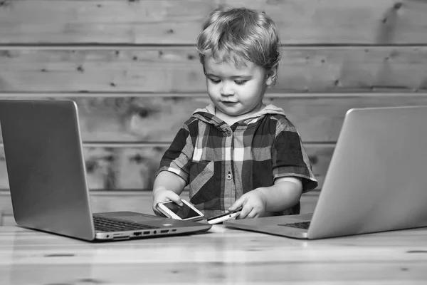 Schattige jongen met computers — Stockfoto