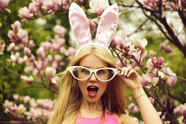Ragazza con occhiali divertenti, orecchie da coniglio e bocca aperta Fotografia Stock
