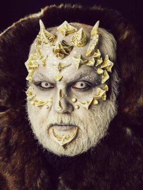 Keskin dikenler ve siğiller suratına canavarı