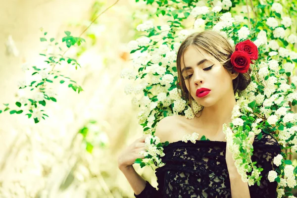 Giovane bella donna con trucco e fiore rosso in acconciatura — Foto Stock