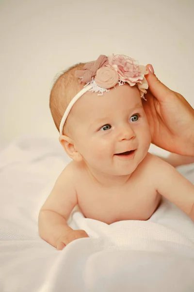 Menina recém-nascida. Menina feliz. Feliz e elegante. Cuidados com recém-nascidos. Tendências do cuidado do bebê. Criança pequenina. Ela é muito mais preciosa do que jóias. — Fotografia de Stock