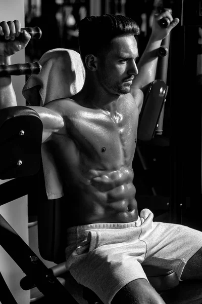 Kaslı adam spor salonunda eğitim — Stok fotoğraf
