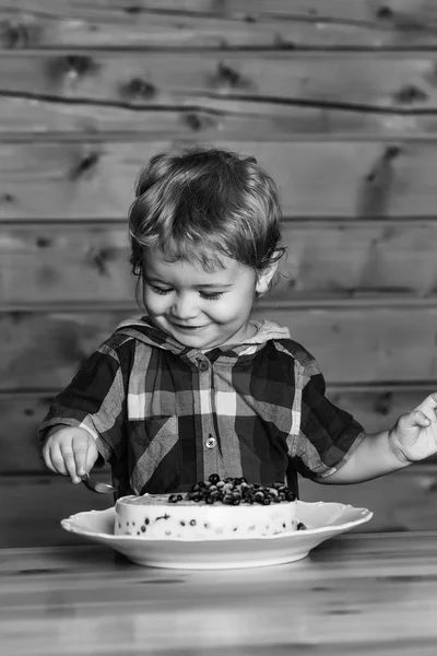 Cute boy eats cake — Stock Photo, Image