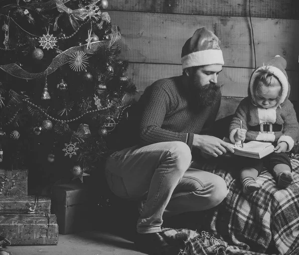 Karácsonyi boldog gyermek és apa olvasni a könyvet. — Stock Fotó