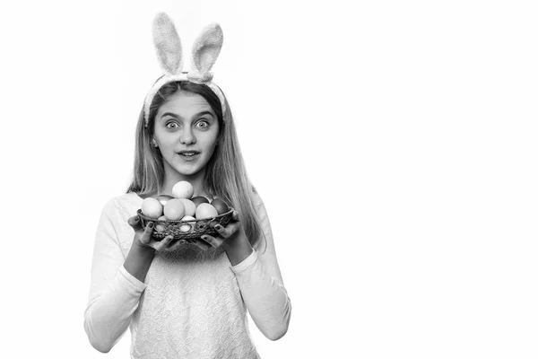 Ευτυχισμένος κορίτσι Πάσχα στα αυτιά λαγουδάκι με πολύχρωμα βαμμένα αυγά — Φωτογραφία Αρχείου
