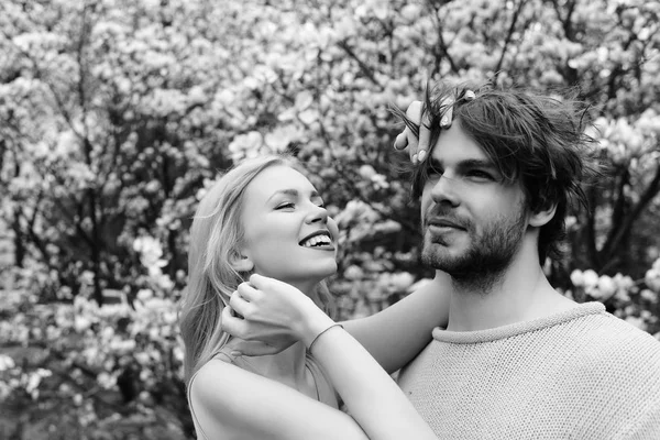 ロマンチックなカップルは美しい春の日に咲くマグノリアの木の下で — ストック写真