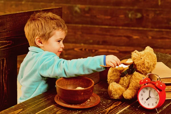 Matdags. Lite barn och Nalle har måltid tillsammans. Boy mata leksak vän med hälsosam måltid. Äta en hälsosam måltid för att hjälpa kroppen läka — Stockfoto