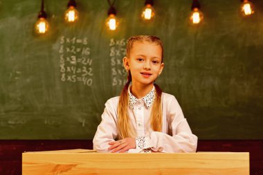 okul sırası. Okulda iyi olması gerekir. okul sırası ve disiplin. meraklı küçük kız için okul sırası.