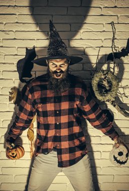 Cadılar Bayramı Sihirbazı korkunç yüzünü kabak ve hayalet kafa tutan ile