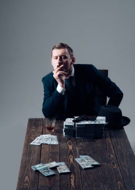 Para hareket. İşadamı muhasebeci ofisinde çalışıyorum. Ekonomi ve finans. Adam muhasebeci. Takım elbiseli adam. Mafya. Para kazanmak. Küçük iş kavramı. Satış Analiz