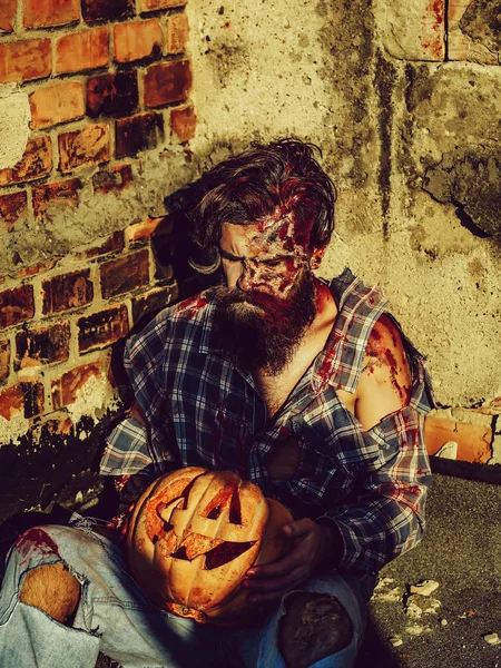 Zombie uomo con zucca di Halloween — Foto Stock
