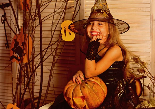 Mała dziewczynka szczęśliwy uśmiech na halloween. Mała dziewczynka nosić strój na halloween. Ubierać się i idź świętować, bo jego halloween. Mają happy Halloween — Zdjęcie stockowe