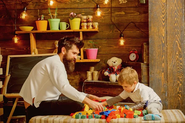 Concepto de padre. Padre e hijo juegan ladrillos de juguete. Modelo de estructura de edificio de padre e hijo con bloques. Mi padre es mi maestro. Día de los padres —  Fotos de Stock