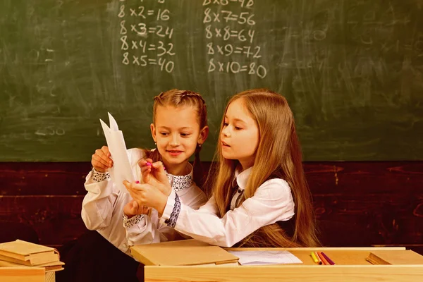 Skolflickor. glada flickor på lektion. vänskap skolflickor. skolflickor ha kul på lektionen. glad skolflickor. — Stockfoto