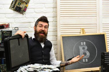 Bitcoin transact için kullanımı kolaydır. Sakallı hippi bitcoin sembol ve dolar ile. Sakallı adam nakit para ile. Sunucu odasında iş adamı. Kripto para birimi için kağıt para. Bitcoin iş için