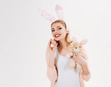 Yumurtası avı. Paskalya yumurtaları geleneksel gıda olarak. Bahar tatili. Tavşan oyuncak kız. Tavşan tavşan kulakları kadında. tavşan kulakları oyuncak ile mutlu bir kadın. Mutlu Paskalyalar. kopya alanı. Oynak güzellik