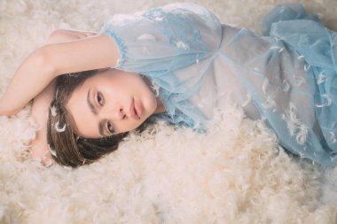 Sağlıklı ve sakin bir uyku için. Güzel kızla tüy uzun saç ipek pijama. Uyku giyim genç kadın. Sevimli kız kuş tüyü yatak yastık ve yatak üzerinde rahatlatıcı. İyi uykular pijama giymiş