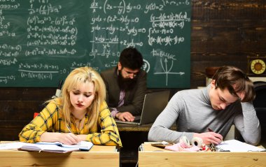 Öğrenciler çalışıyor gerçekten. Öğrenciler öğretmen ile düzenli olarak iletişim halindeyiz. Öğretmen koyar işaretleri dizüstü bilgisayar ile e-posta geri bildirimler gönderir.