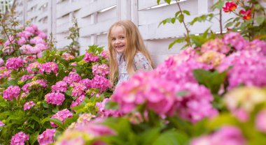 Yeni yaşam konsepti. Bahar tatili. Yaz. Gün anneler veya kadın. Çocuk günü. Küçük bebeğim. Küçük kıza çiçek açan çiçek. Bahar çiçekleri. Çocukluk. mutlu kız. Bahar koleksiyonu