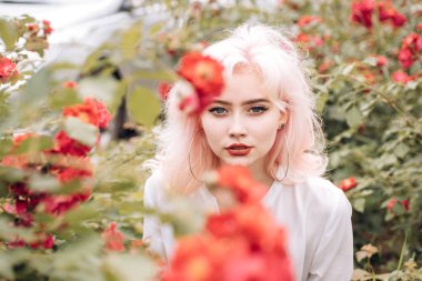 Yaz güzellik. Çiçekli bahar kadın. Kadın moda portre. saç boyama. Makyaj kozmetik ve cilt bakımı. yaz makyaj kız. Yaz dinlenme zevk