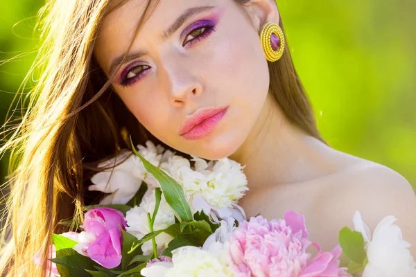 Relajante por la mañana. Mujer de primavera. Primavera y vacaciones. Mujer con maquillaje de moda. Cara y cuidado de la piel. Viajar en verano. Chica de verano con el pelo largo. Belleza natural y terapia de spa —  Fotos de Stock