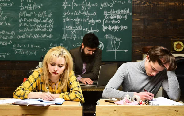 Gli studenti lavorano onestamente. Gli studenti comunicano regolarmente con il tutor. Insegnante mette segni invia feedback su e-mail con computer portatile . — Foto Stock