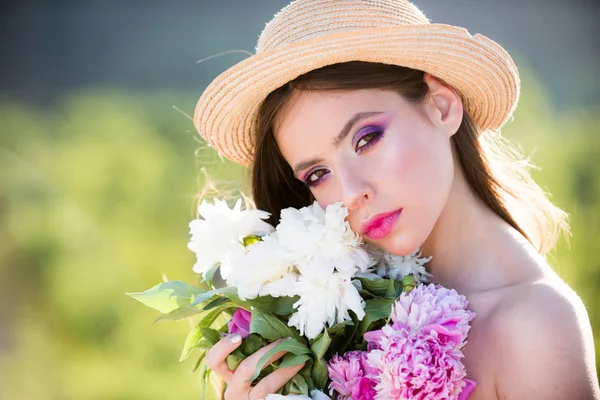 Kvinna med mode makeup. Sommar flicka med långt hår. Våren kvinna. Springtime och semester. ansikts- och hudvård. Resa i sommar. Naturliga skönhet och spa behandling. kärlek och romantik — Stockfoto