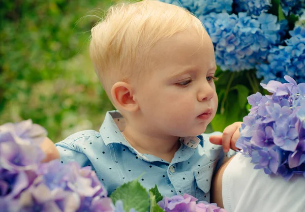 Fiori primaverili. L'infanzia. Estate. Festa delle madri o delle donne. Giornata dei bambini. Ragazzino. Un nuovo concetto di vita. Vacanze primaverili. Ragazzino a fiore fiorito. Estate incredibile — Foto Stock