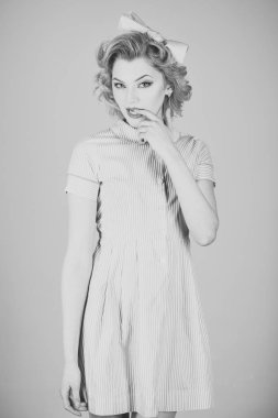 pin-up makyaj ve saç modeli ile güzel bir genç kadın