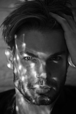 Sakallı adam yüz cildi güneş ışığı ile