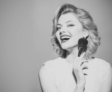 kız makyaj kendini dışarı çıkmaya hazırlanıyor