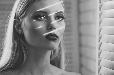 Kadın seksi makyaj dudaklı, güzellik