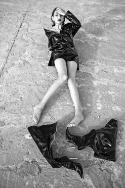 Siyah lateks ceket, botlar, moda yalınayak kadında