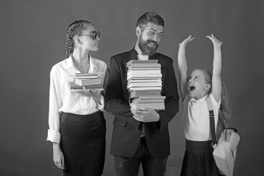 Geri okul ve evde eğitim için. Kız ve baba Kitaplığı'nda okul zamanı. Bilgi gün eğitimde. Edebiyat ders ve okuma gramer kitabı. Öğretmen adam ve kızı okulda kitap kazık tutun