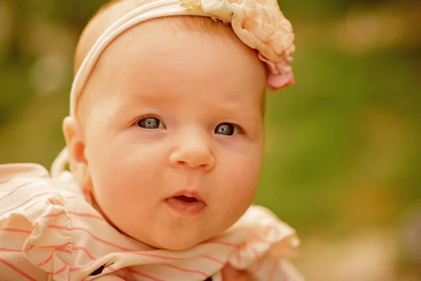 Χαρούμενος λίγο μωρό. Ευτυχισμένος νεογέννητο κορίτσι. Ανέμελο κοριτσάκι. Υγεία και ανάπτυξη του νεογέννητου. Πρόωρη ανάπτυξη είναι θεμελιώδης για την ανάπτυξη του παιδιού σας — Φωτογραφία Αρχείου