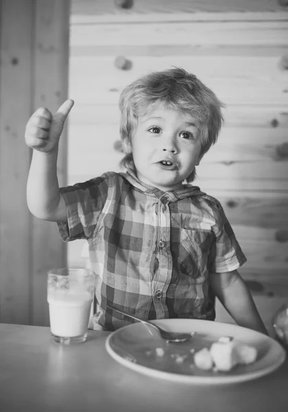 Çocuk ya da masada yemek sarışın mutlu çocuk. — Stok fotoğraf