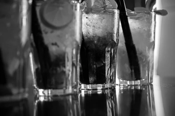Наслаждайся Напитком Ледяные Напитки Коктейльных Бокалах Баре Алкогольные Напитки Льдом — стоковое фото