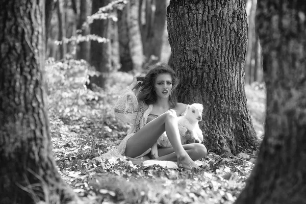 Mujer joven con cabra en el bosque — Foto de Stock