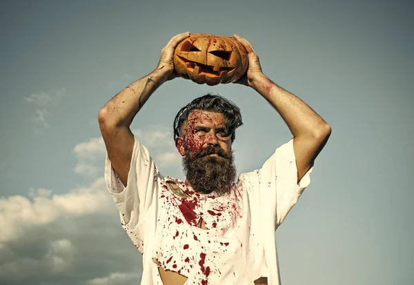 Halloween zombie in sanguinosa maglietta strappata con jack o lanterna — Foto Stock