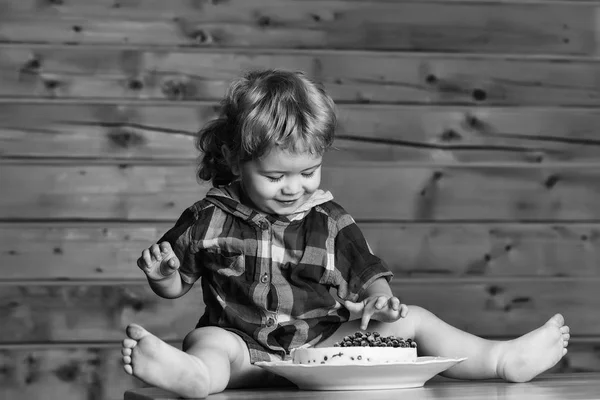 かわいい男の子がケーキを食べます — ストック写真