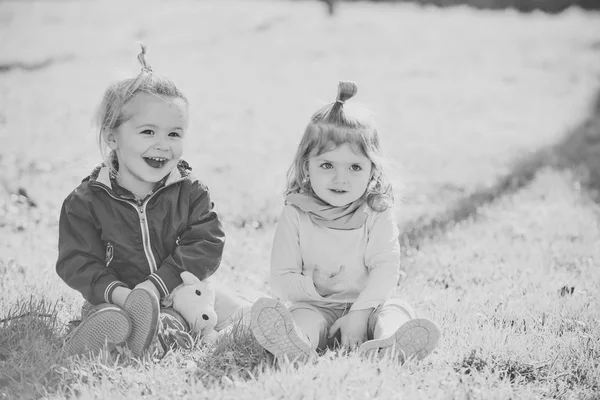 Crianças felizes, conceito de infância — Fotografia de Stock