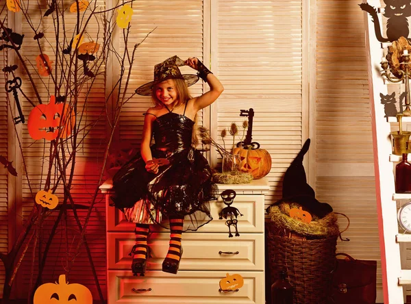 Gelukkig klein meisje in halloween kostuum. Gelukkig klein meisje genieten van Halloweenfeest. Halloween cutie. Halloween nacht, schrok voorbereiden — Stockfoto