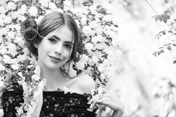 Csinos lány a divatos spanyol smink, Rózsa virág a hajban — Stock Fotó