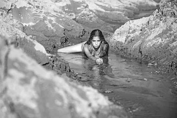 水でリラックス フィットのボディを持つ女性ウェルネス — ストック写真